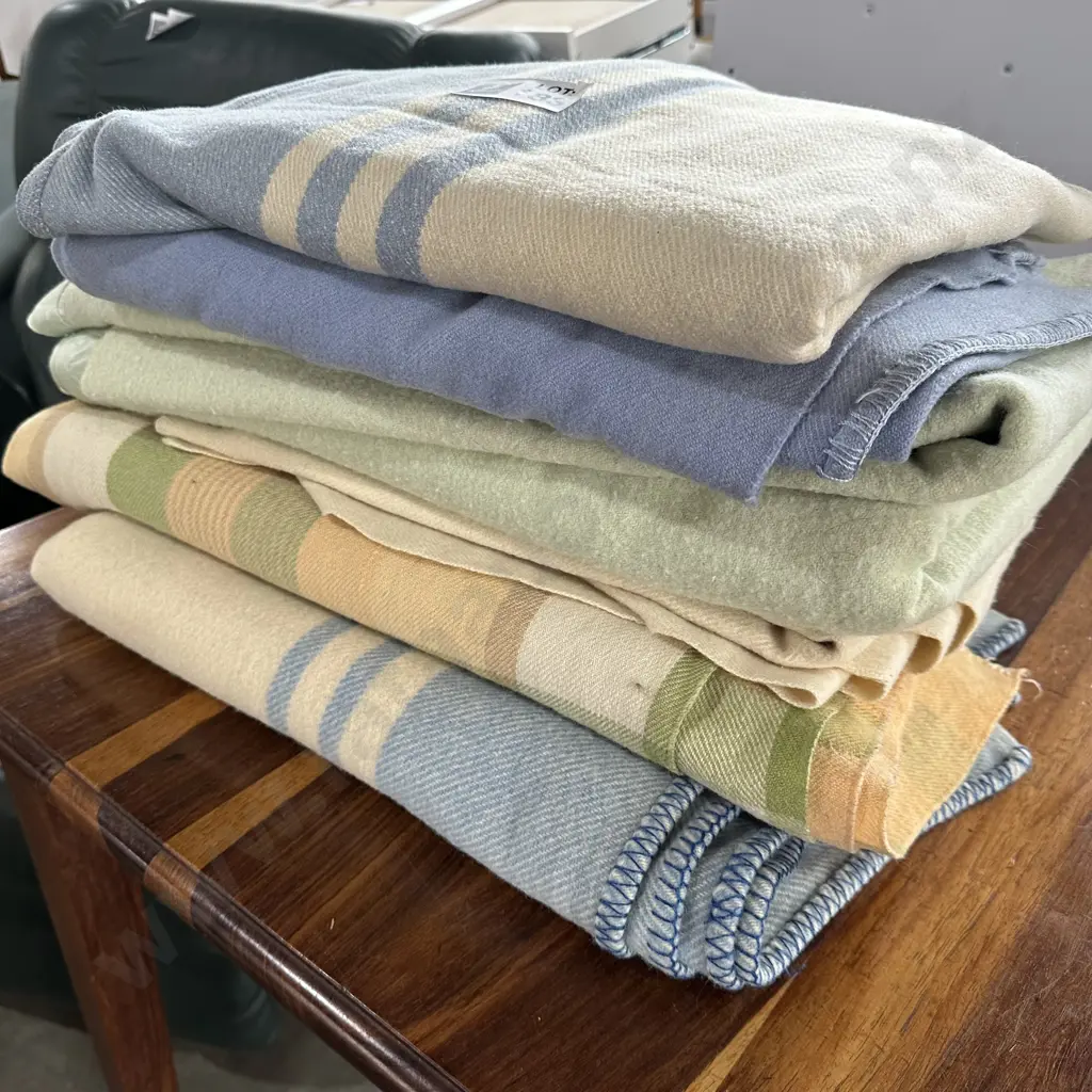 6 woolen blankets Image 1++