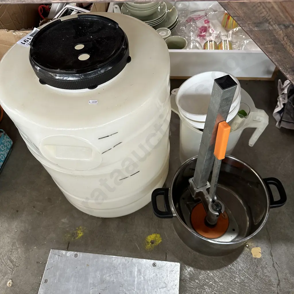 Home brew kit - as is, plus stock pot Image 1++