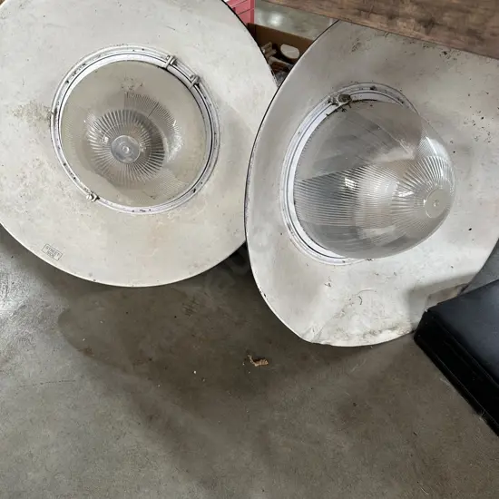 2 street lamps