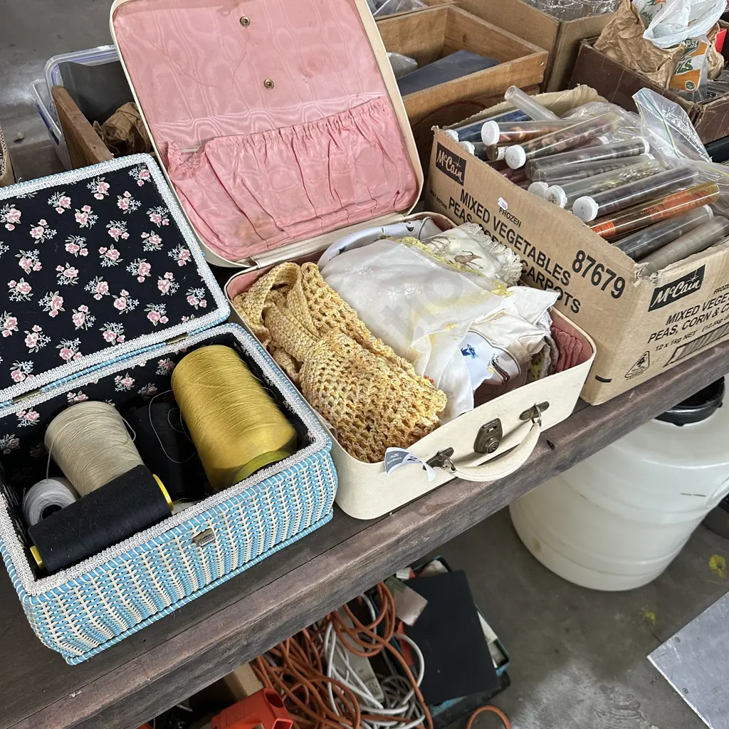 Vintage sewing gear plus buttons Image 1++