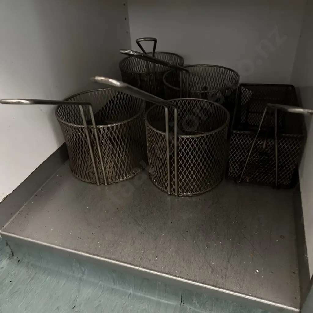 8 frying baskets & 2 ladles Image 1++
