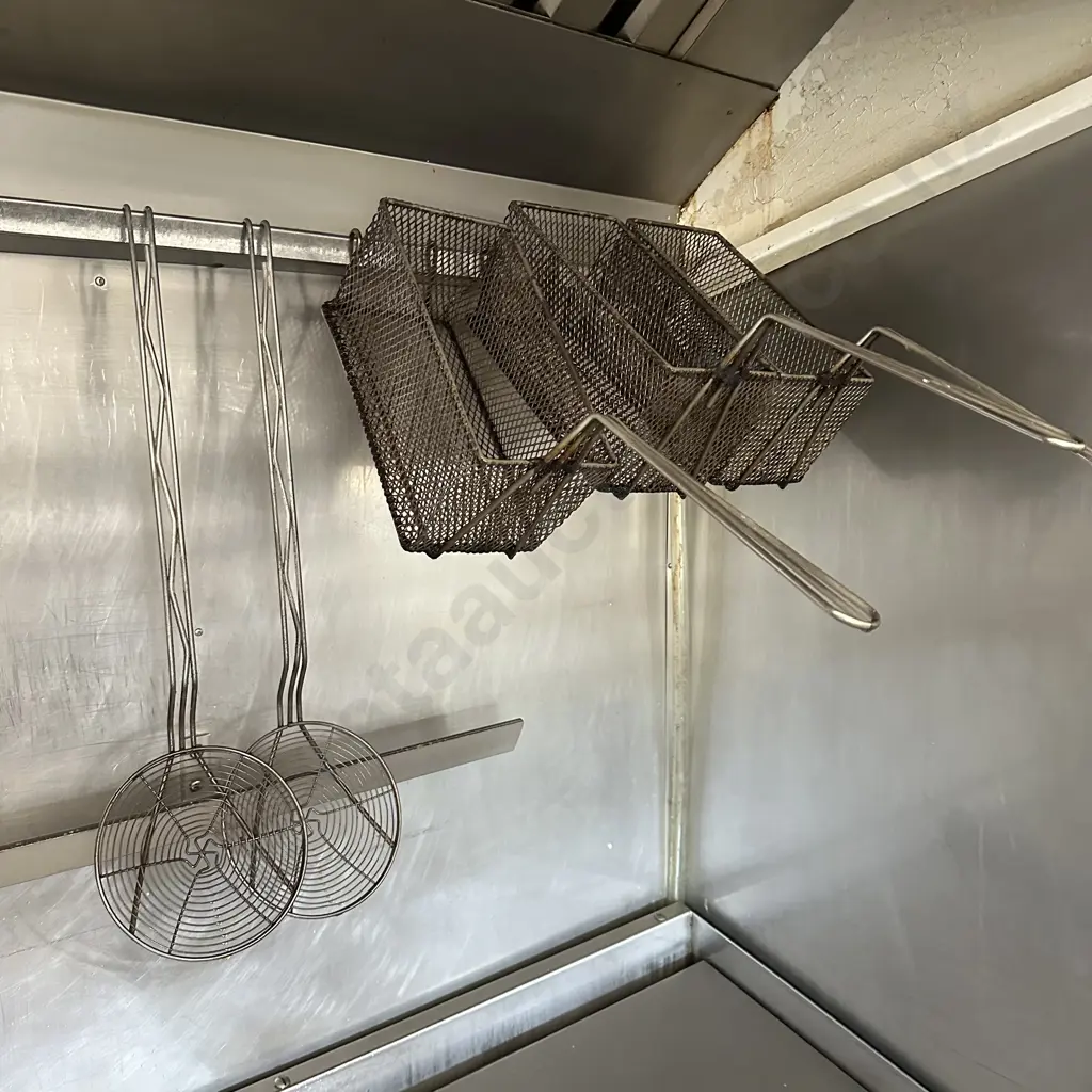 8 frying baskets & 2 ladles Image 1++