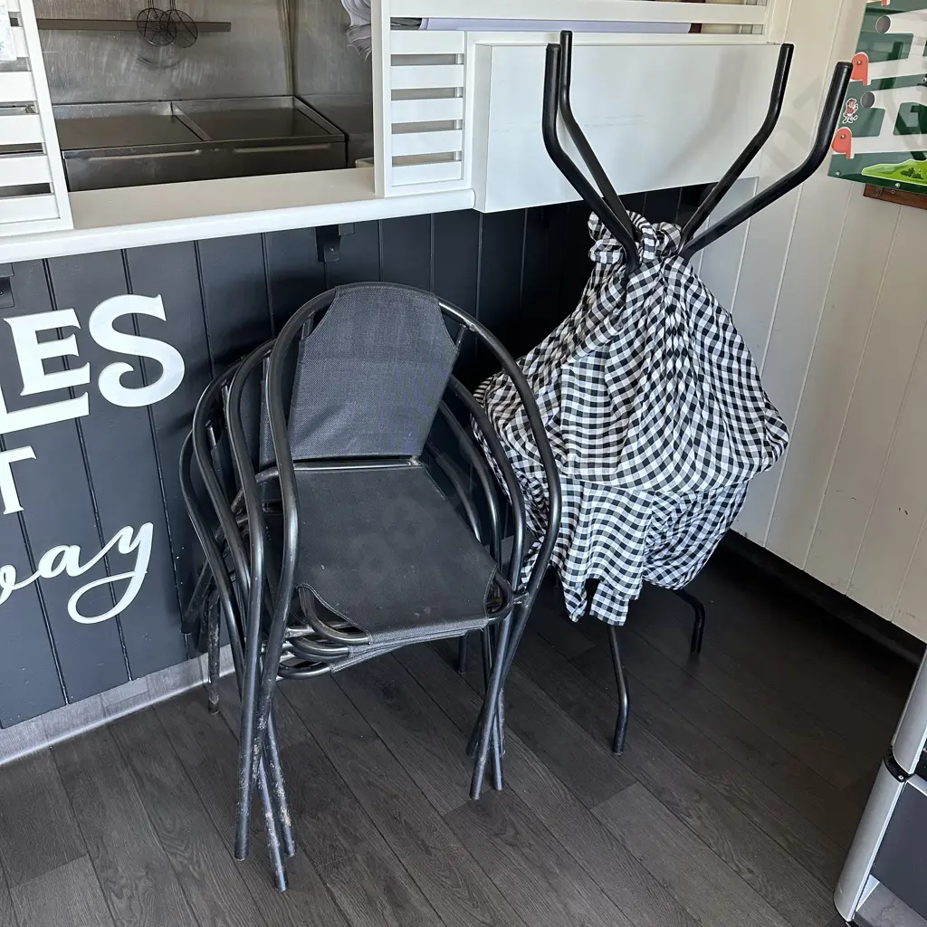 2 cafe tables and 4 chairs Image 1++