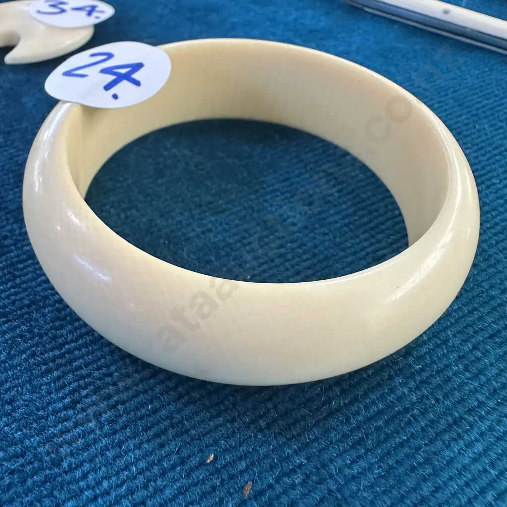 Ivory bangle Image 1++