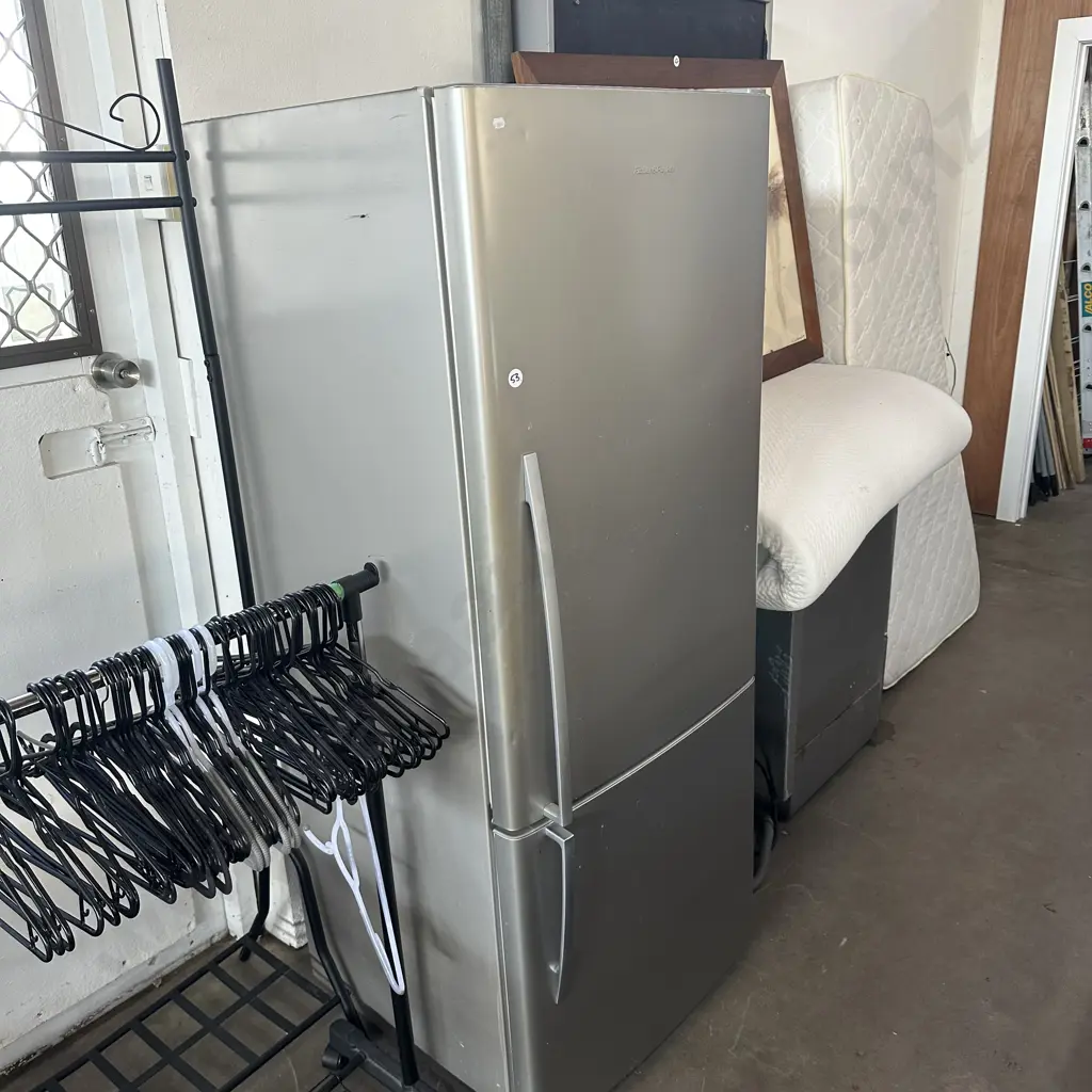 F&P fridge freezer Image 1++