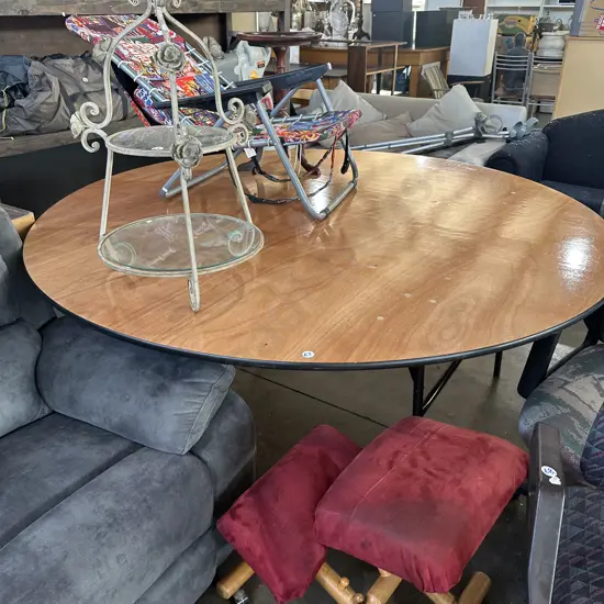 large round catering table