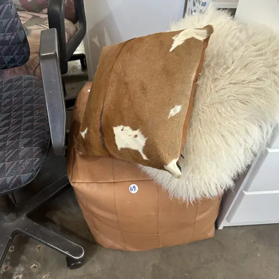 2 cushions and foot rest