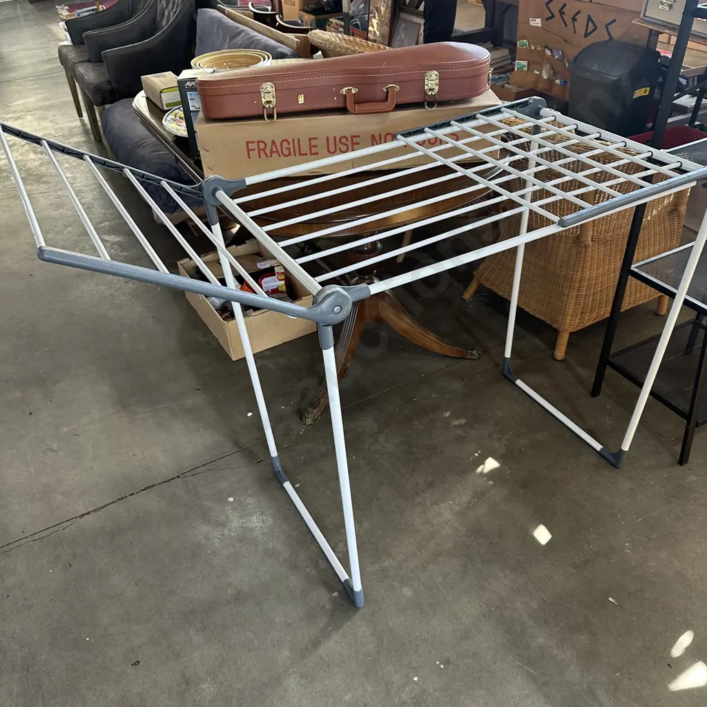 clothes horse Image 1++