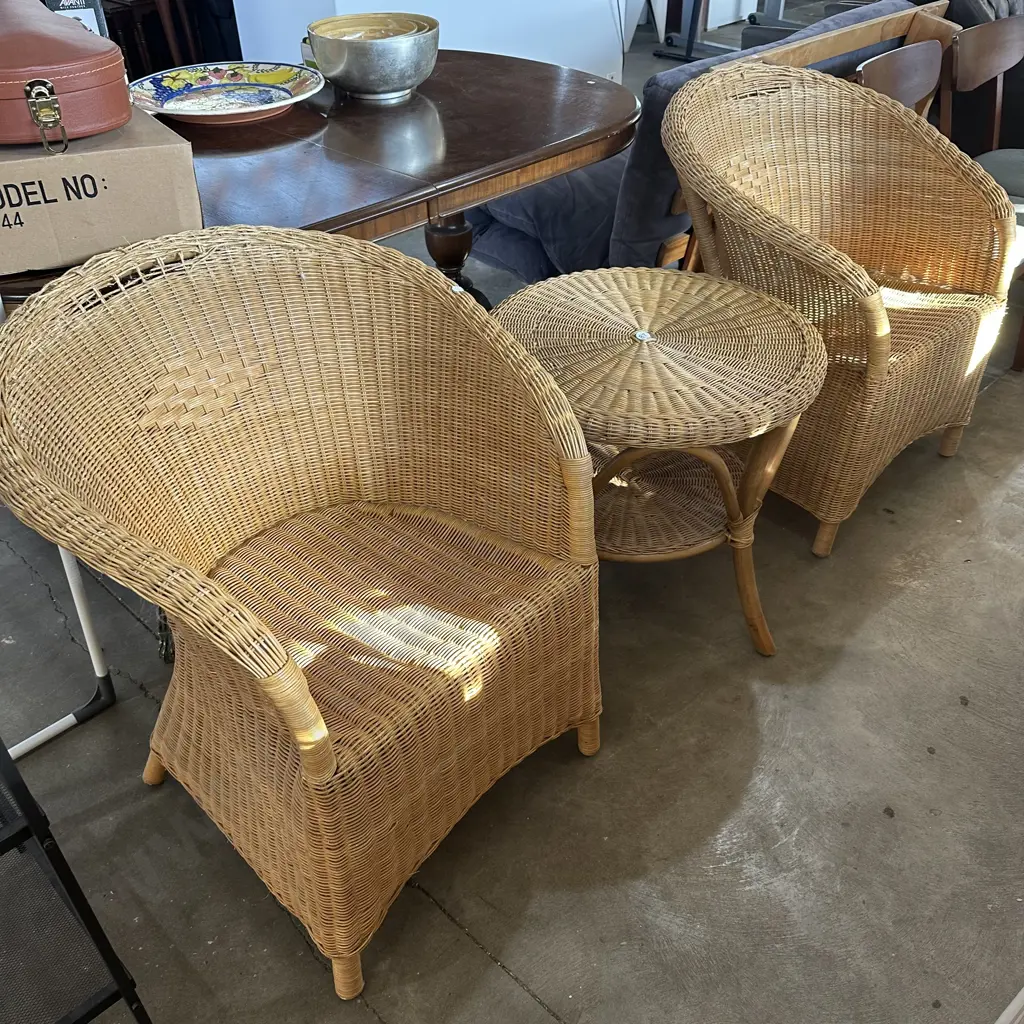 Pr wicker chairs (damaged) plus table Image 1++