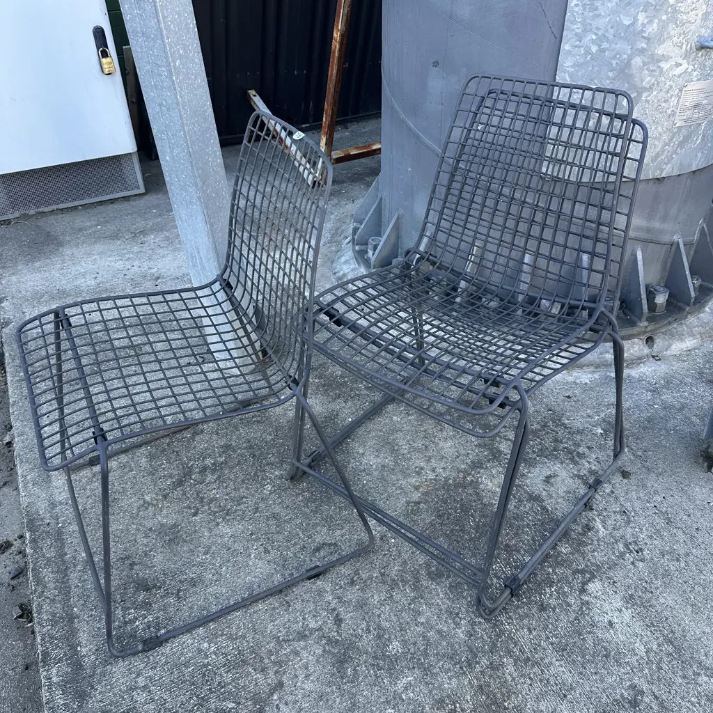 3 metal outdoor chairs Image 1++