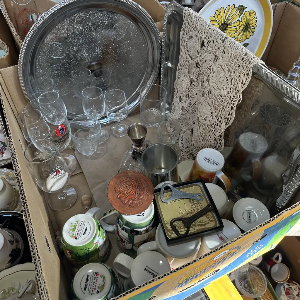 Box lot trays, glasses, and collectables. Image 1++