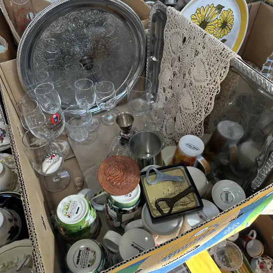 Box lot trays, glasses, and collectables.