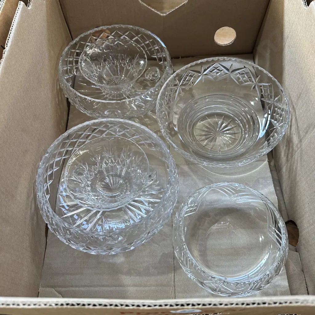 Box of crystal bowls. Image 1++