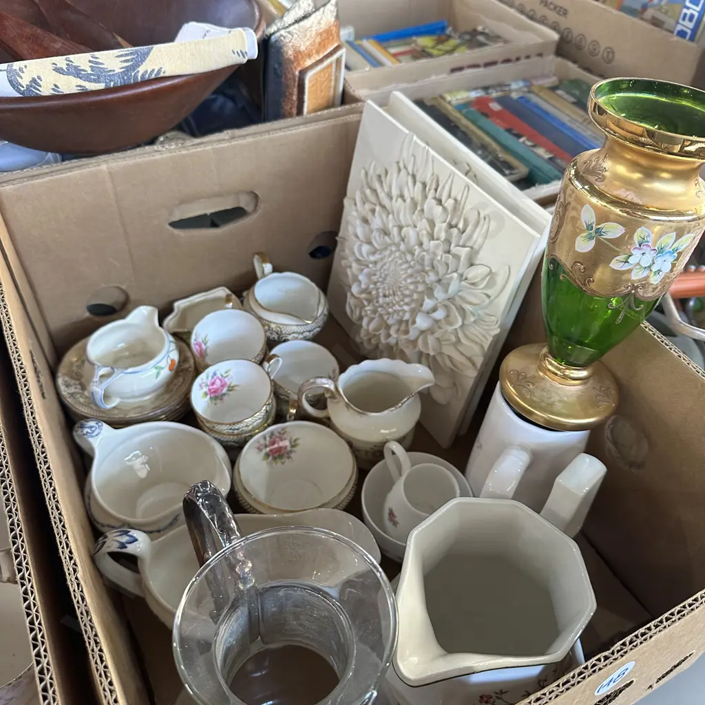 Box lot Aynsley china, Alfred Meakin jug plus two wall plaques etc. Image 1++