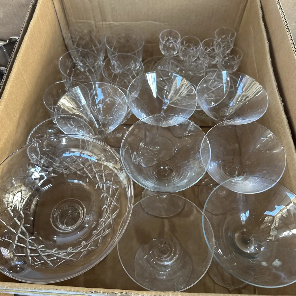 Box of glass and crystal ware. Image 1++