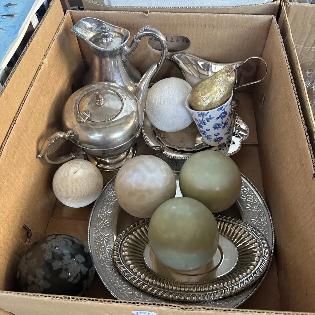 Box of silverware plus ceramic balls etc. Image 1++