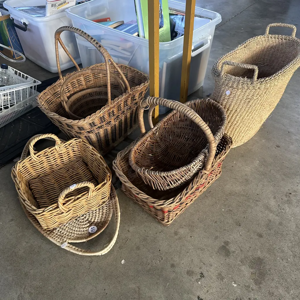 Large lot of baskets. Image 1++