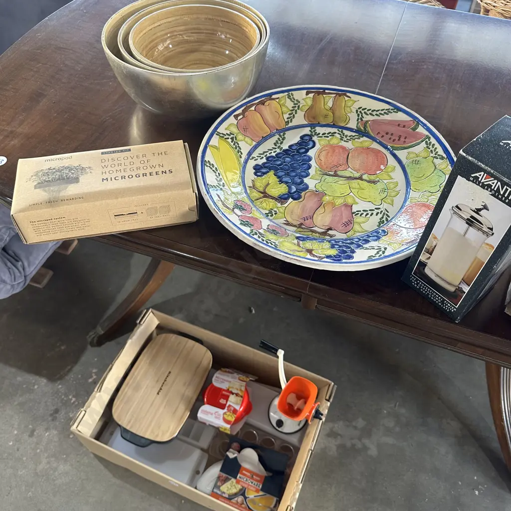 Box lot KitchenAid dish, mincer etc. Image 1++