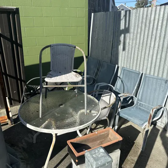 7 x outdoor chairs and table plus 2 x panters