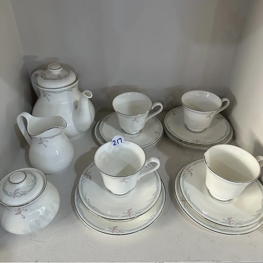 Royal Doulton "Carnation" tea service Image 1++