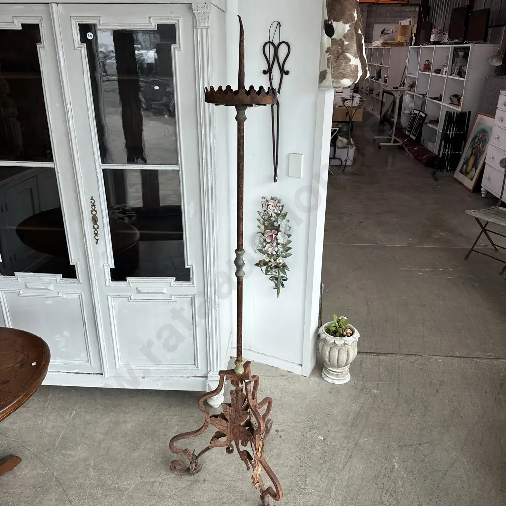 wrought iron candle stand Image 1++