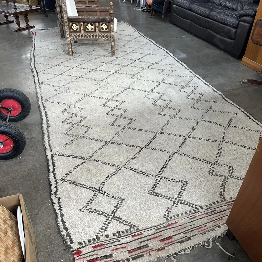 Moroccan Beni Ourain wool rug, 4700 x 1900 (well used older rug) Image 1++