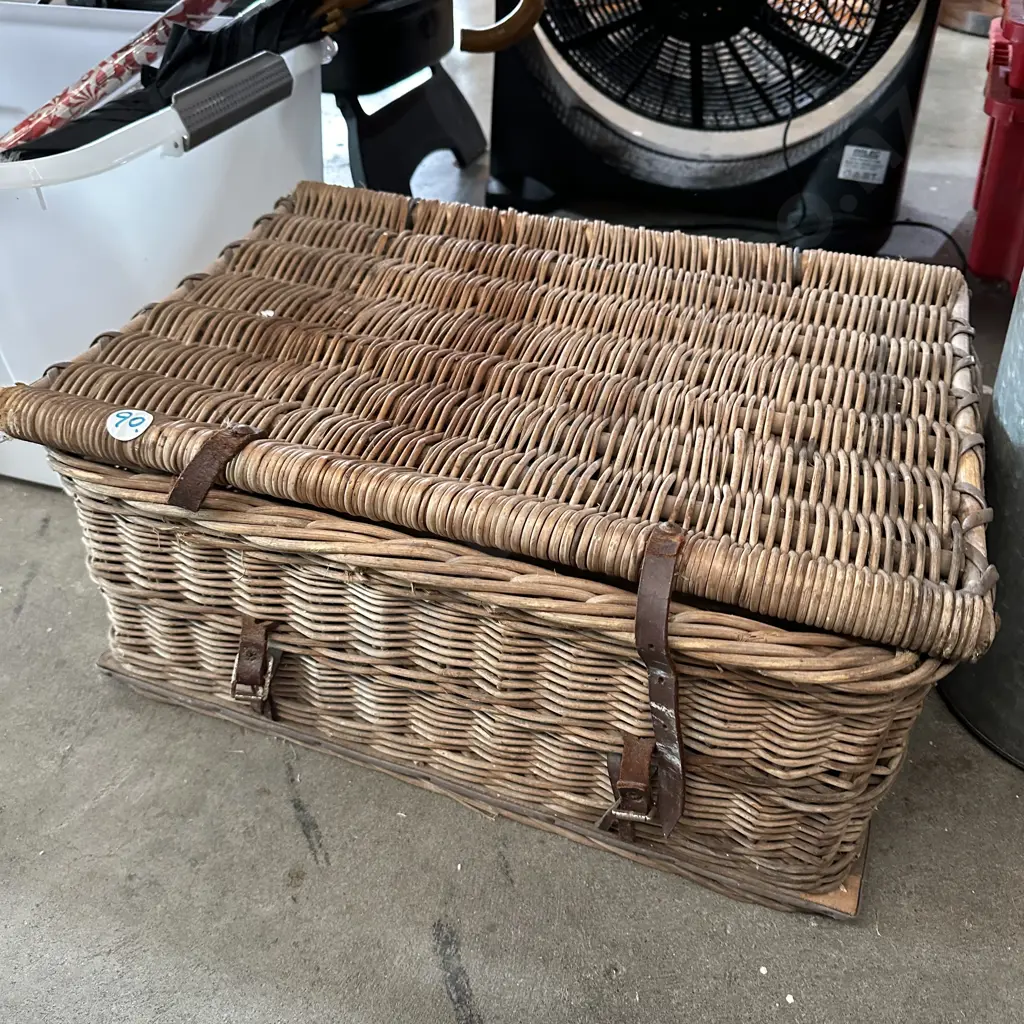 vintage picnic basket Image 1++