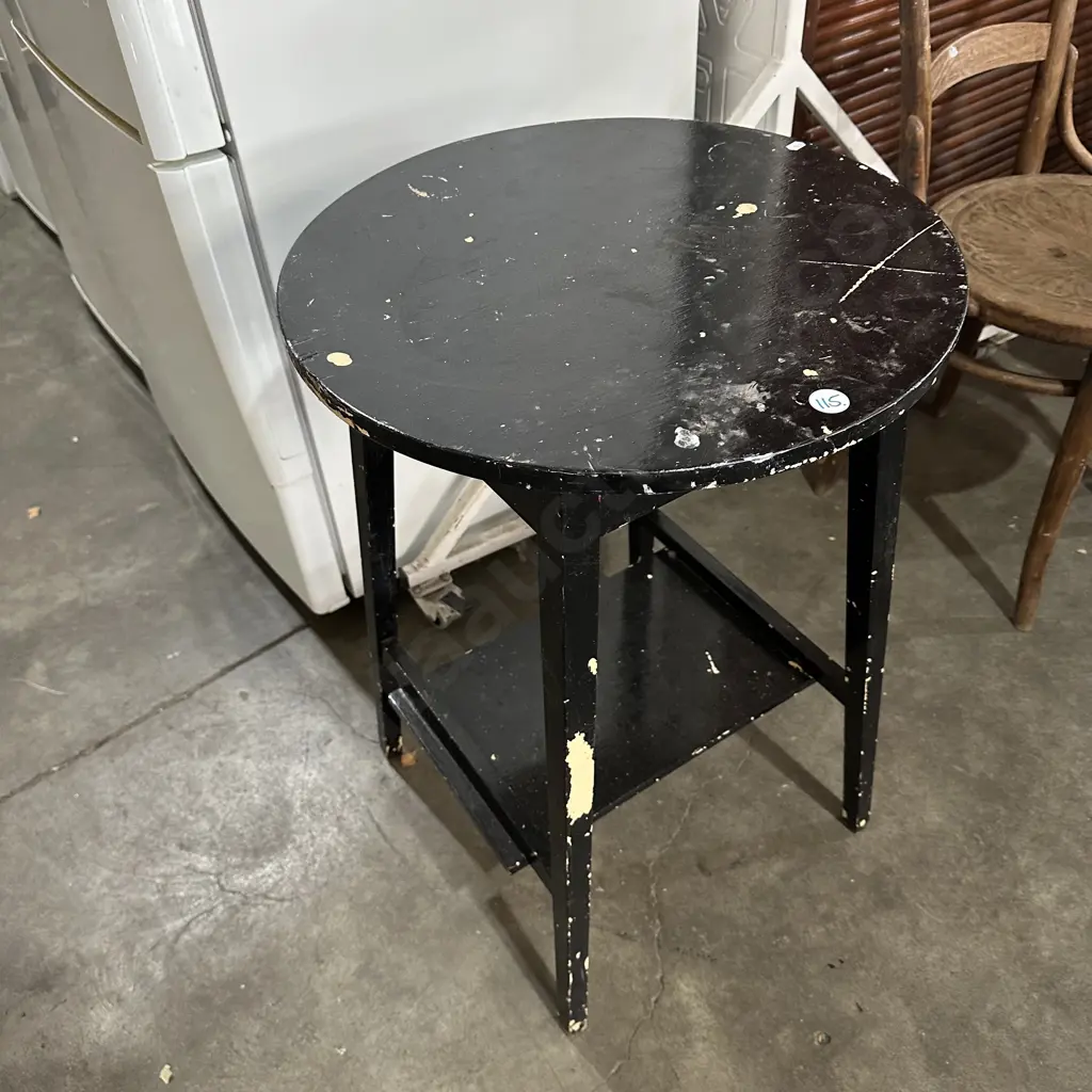 Laquared side table Image 1++