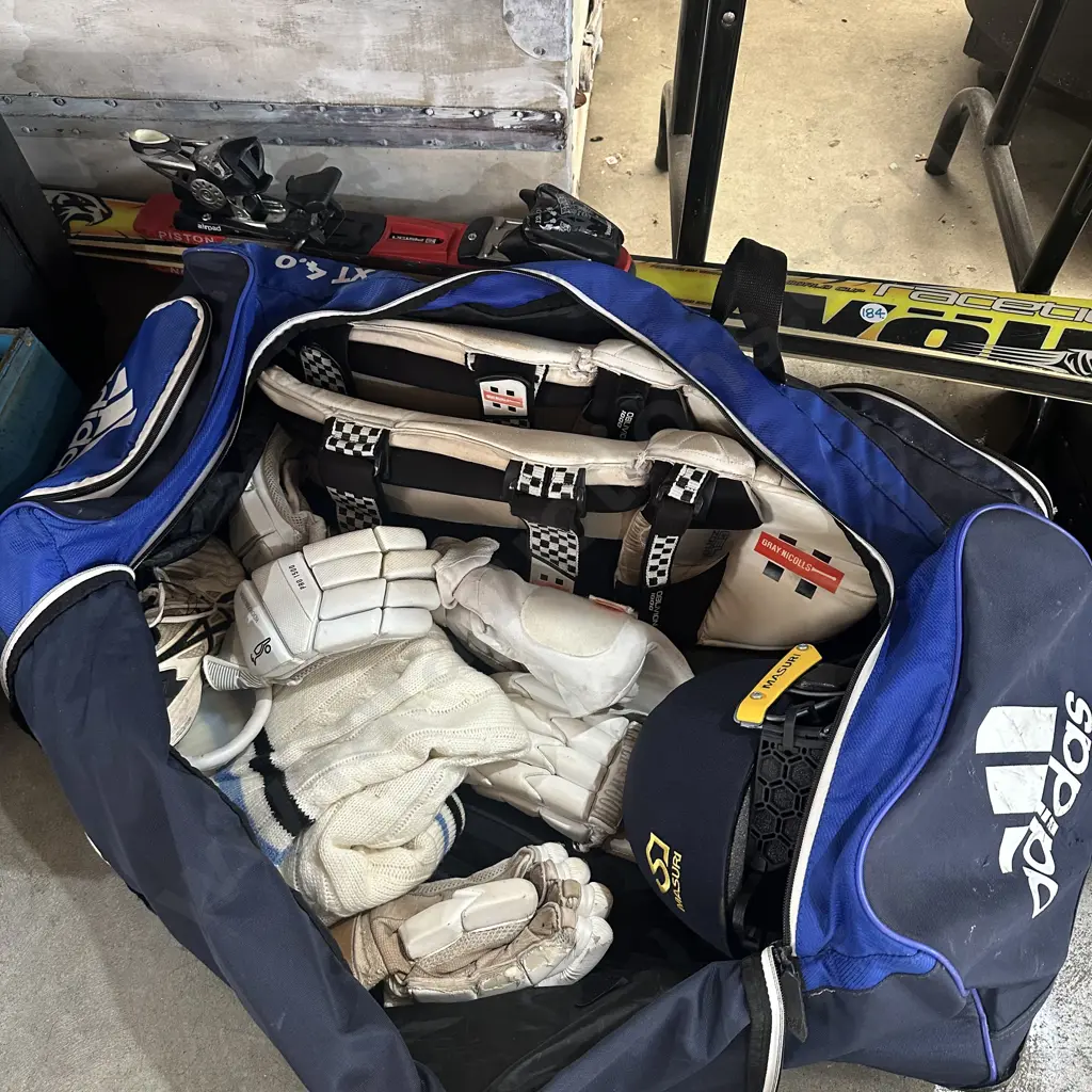 Cricket gear with bag and skis. Image 1++