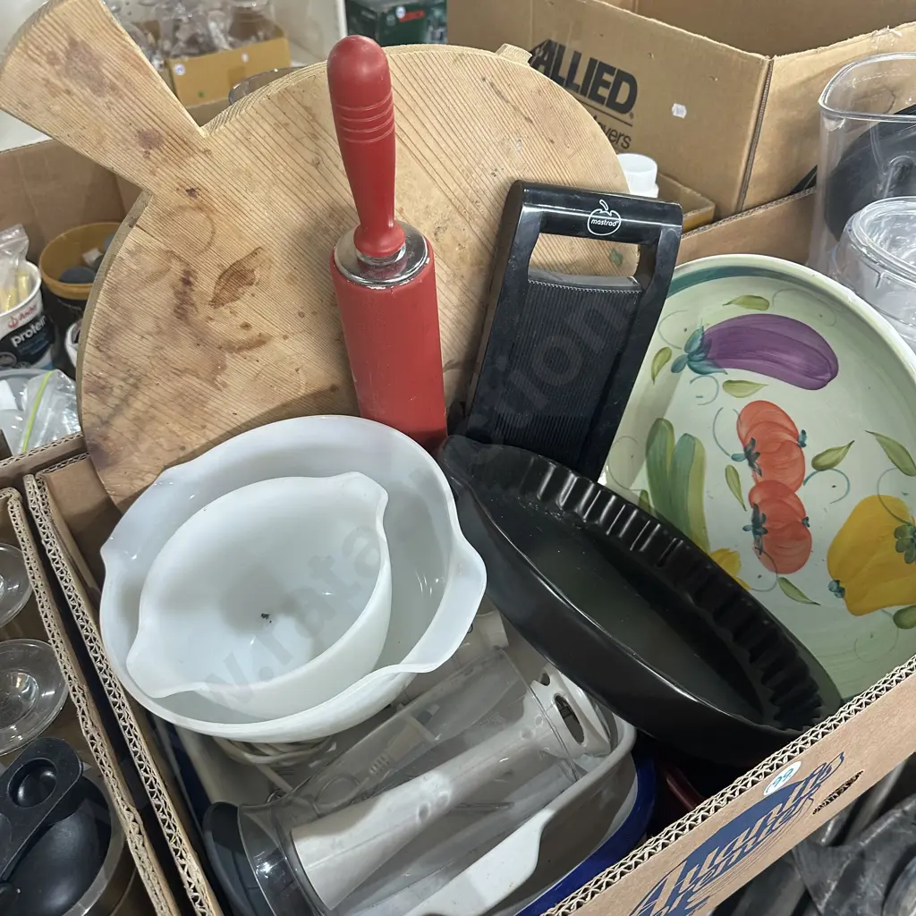 Box lot Baltic pine server, KitchenAid baking dish, Italian fruit bowl, blender etc. Image 1++