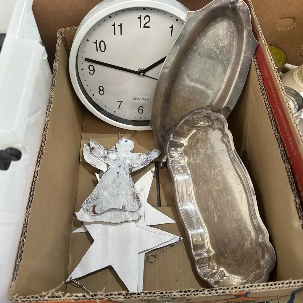 Working clock, metal art and two silver plated trays. Image 1++