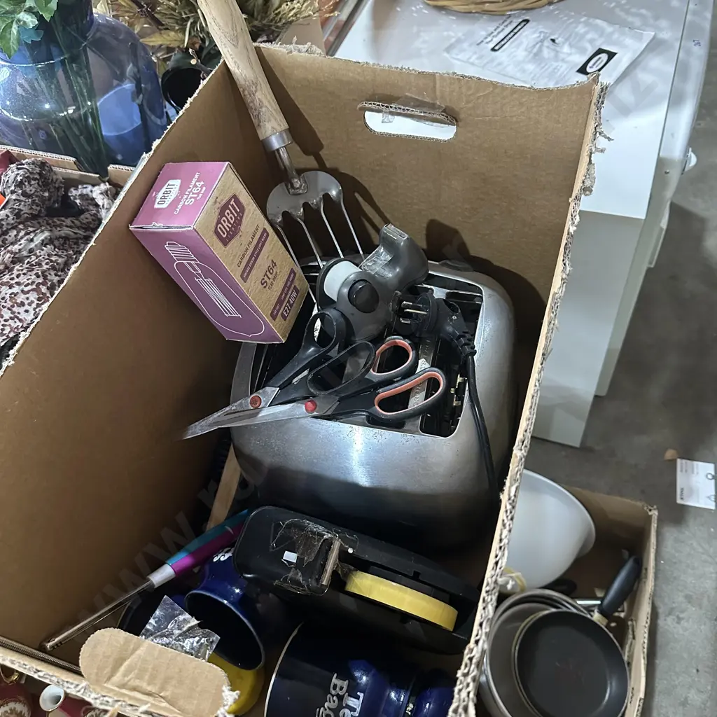 Box lot four slice toaster, gardening fork etc. Image 1++