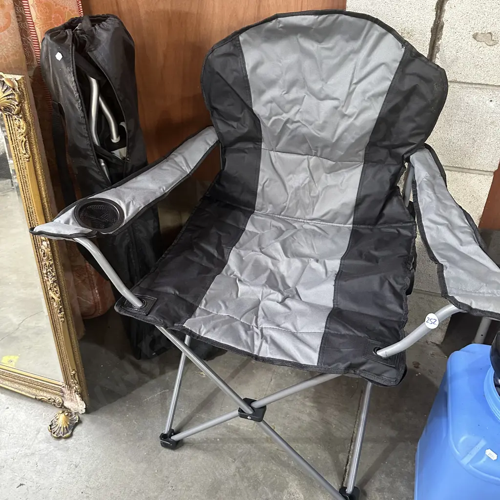 Pair of folding chairs. Image 1++