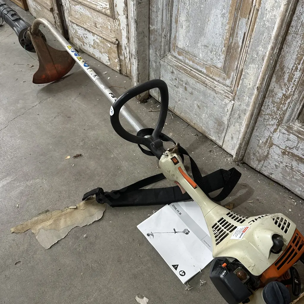 McCulloch petrol blower. (pull cord will not retract) As is. Image 1++