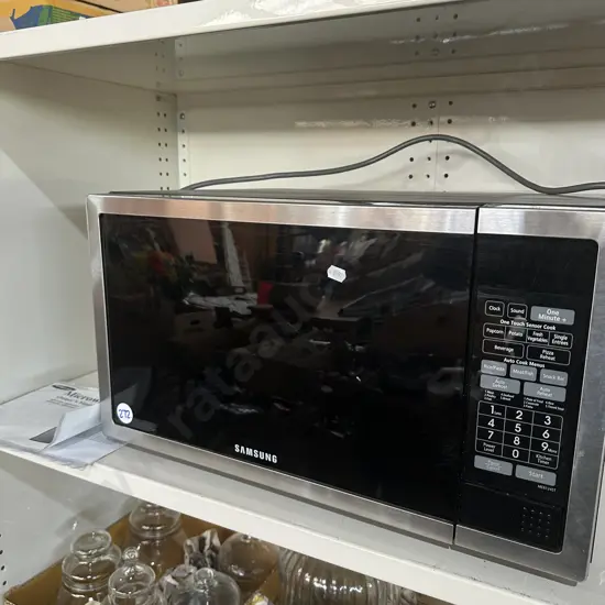 Samsung clean and tidy microwave.