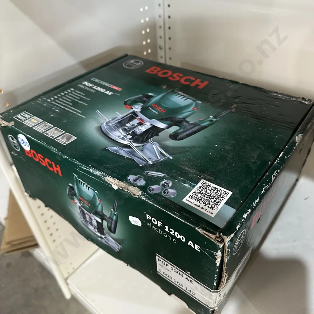 New (un-opened box) Bosch electronic plunging router kit. Image 1++