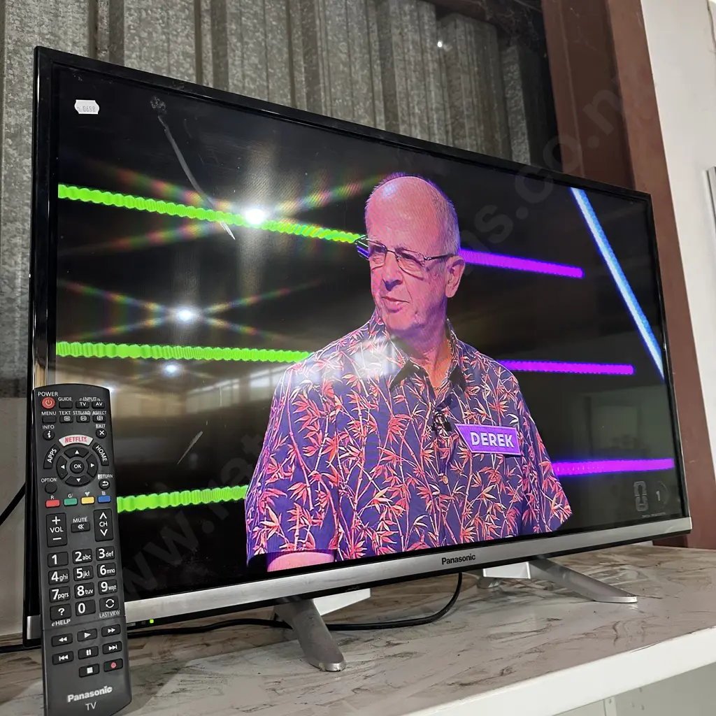 Panasonic 32inch TV Model TH-32DS500Z with remote. Image 1++