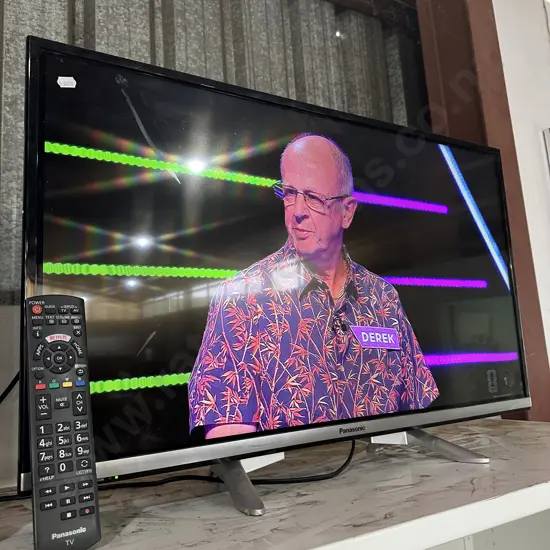 Panasonic 32inch TV Model TH-32DS500Z with remote.