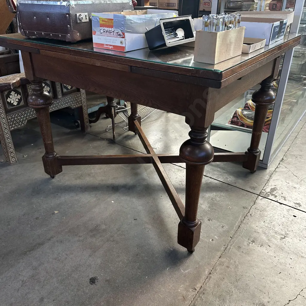 Oak extendable table and 4 chairs Image 1++