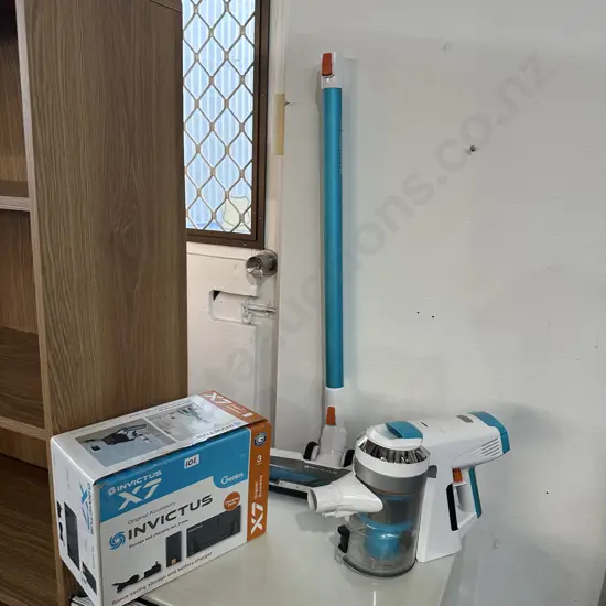 Invictus stick vac