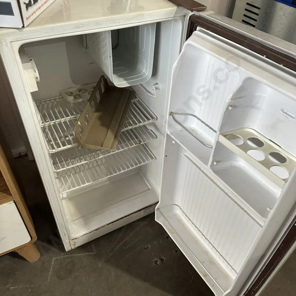 underbench fridge - average Image 1++
