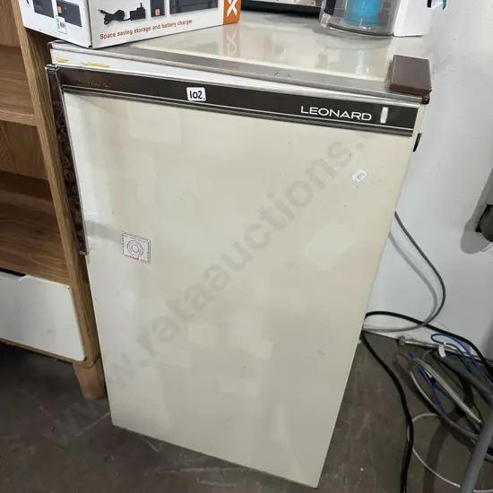 underbench fridge - average