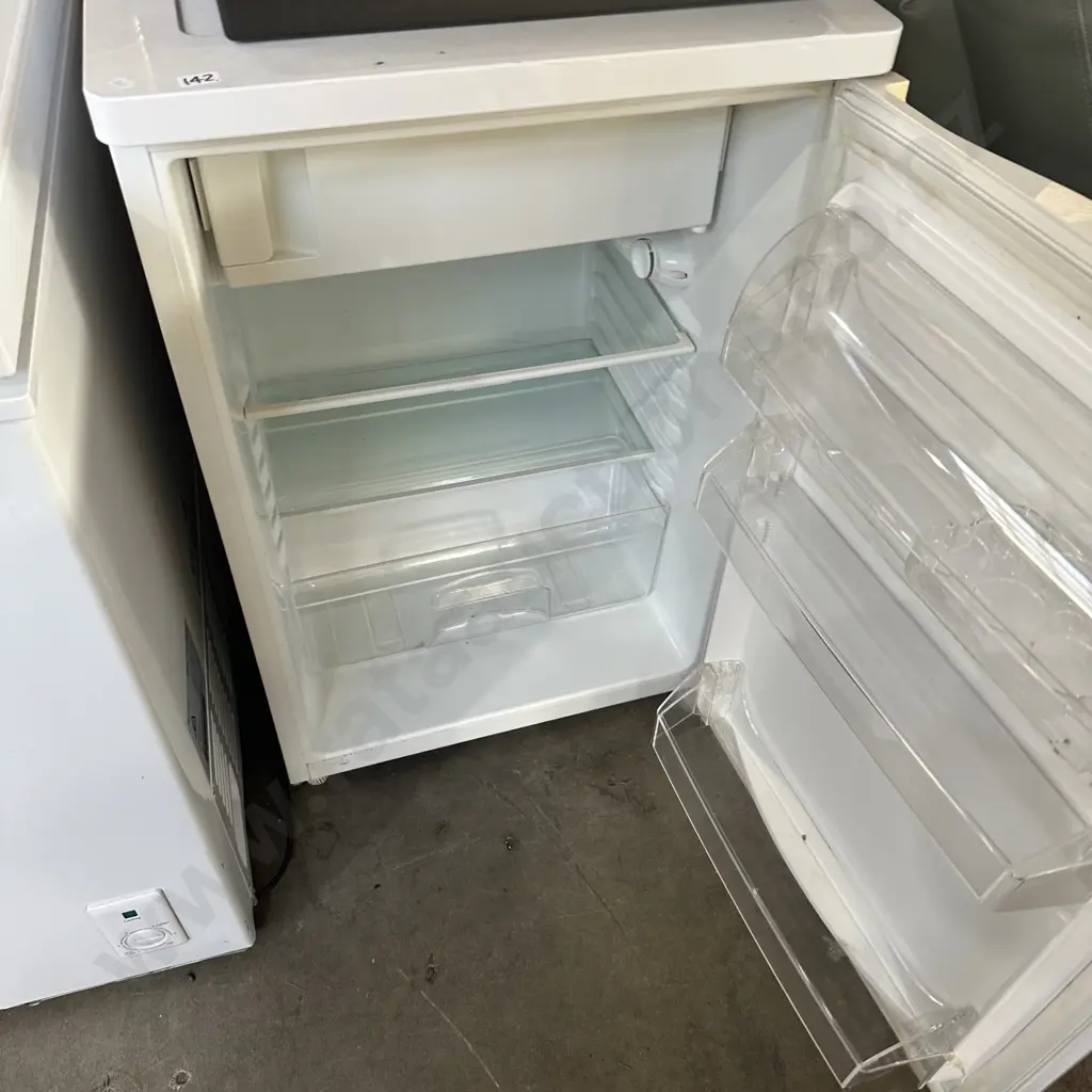 underbench fridge Image 1++