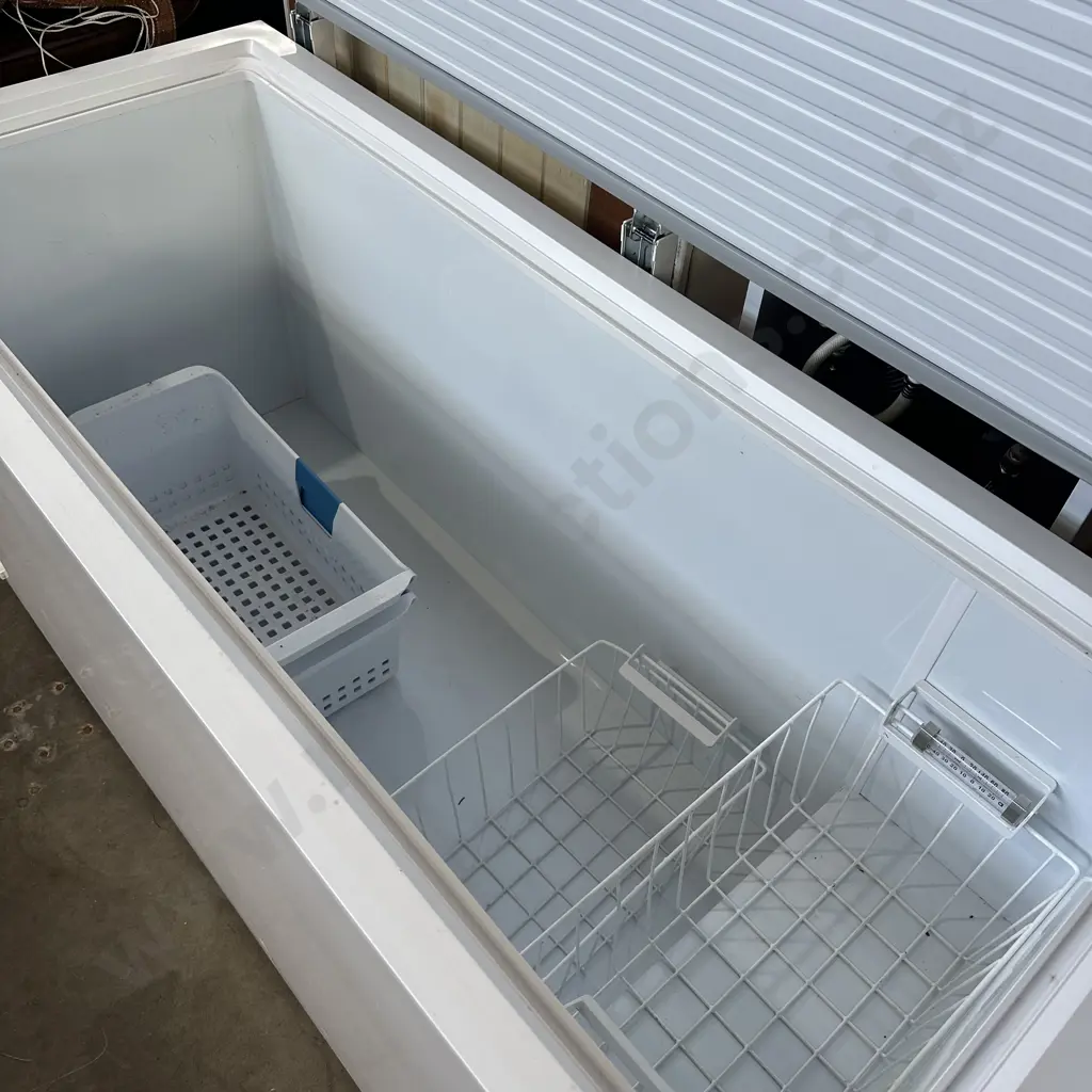 Large Westinghouse 500L chest freezer Image 1++