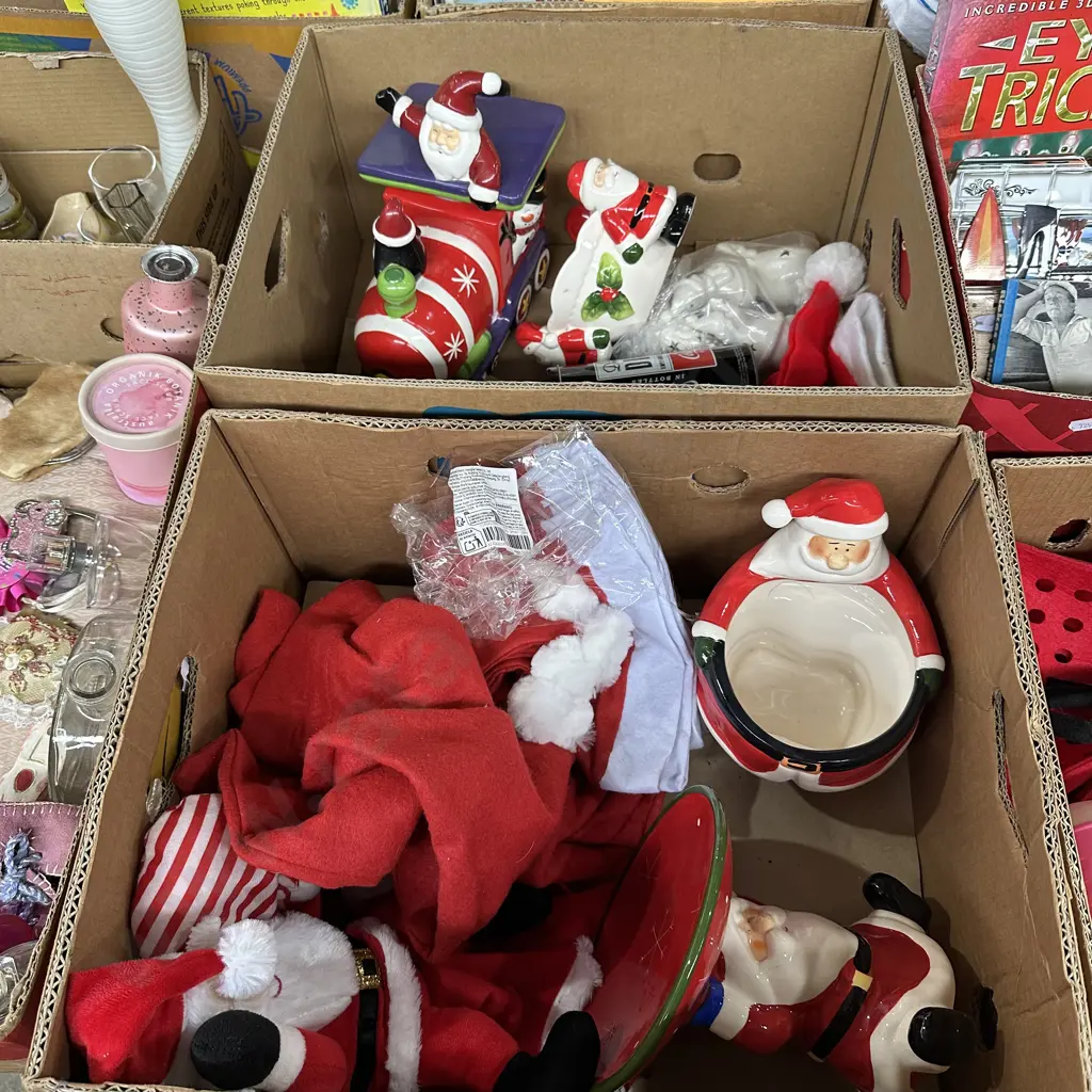 Two boxes of christmas decorations etc. Image 1++
