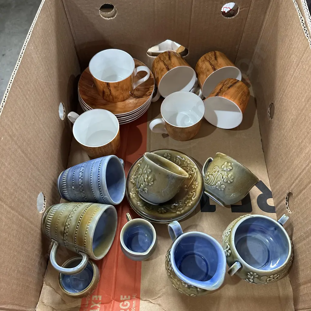 Box lot Wade dinnerware etc. Image 1++