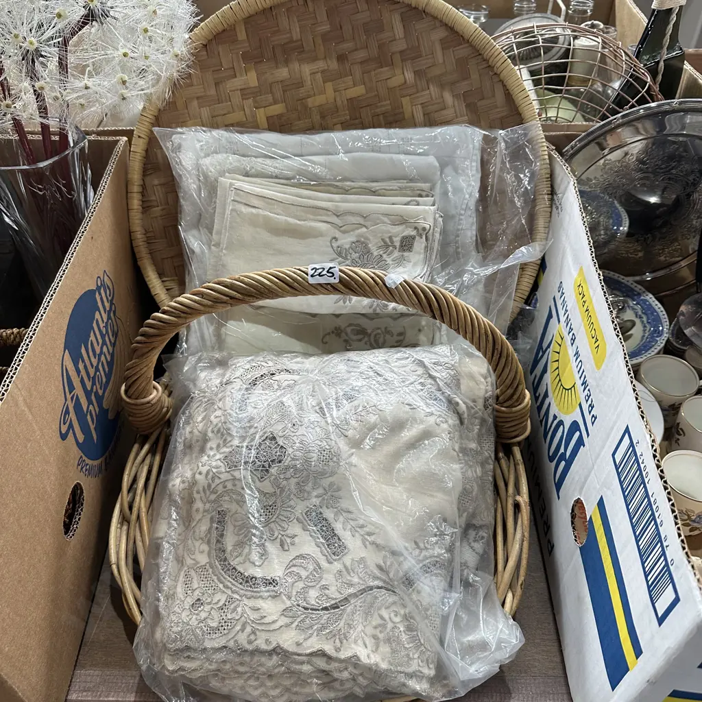 Cane baskets and linen. Image 1++