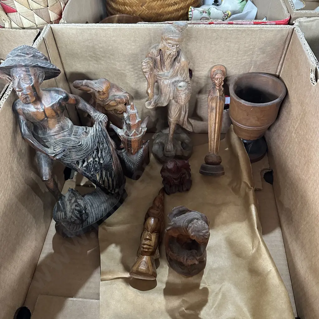Box of carved figures etc. Image 1++