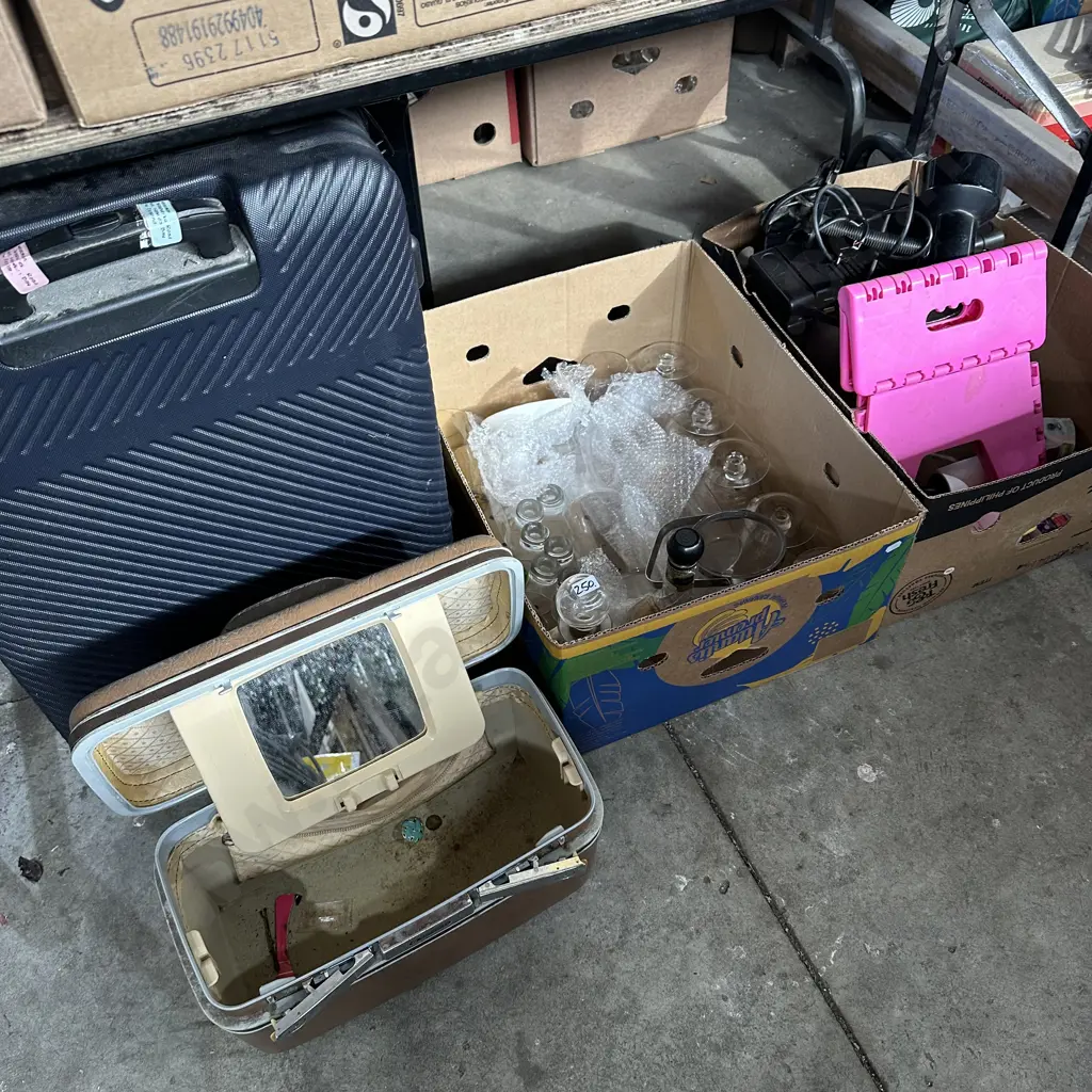 Bay lot rolling suitcase, beauty case, lamp, folding step and glassware etc. Image 1++