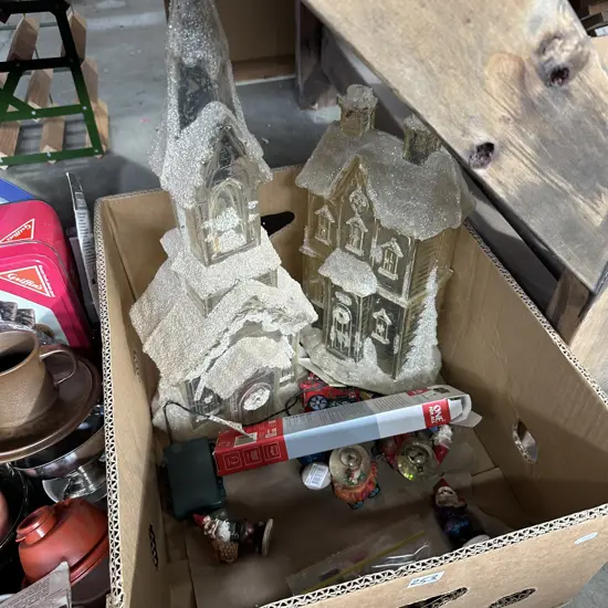 Box lot universal remote, christmas lights, assorted gnomes etc.